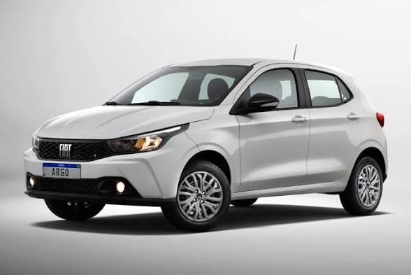 Fiat Argo branco, hatch compacto de cinco portas